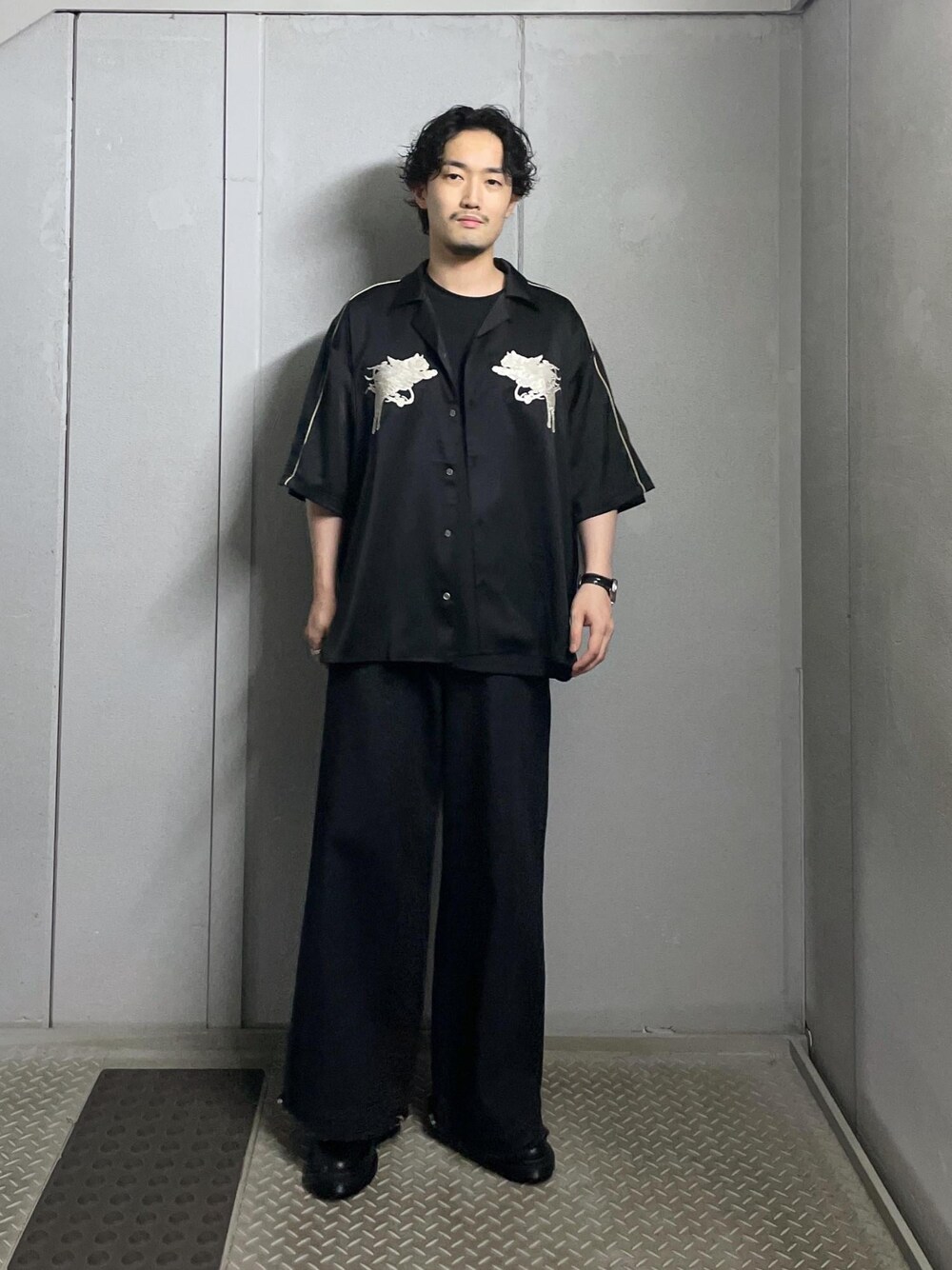 ブラック系のシャツ/ブラウス、ブラック系のTシャツ/カットソー、ブラック系のデニムパンツを着用したメンズの夏コーディネートの1枚目の写真