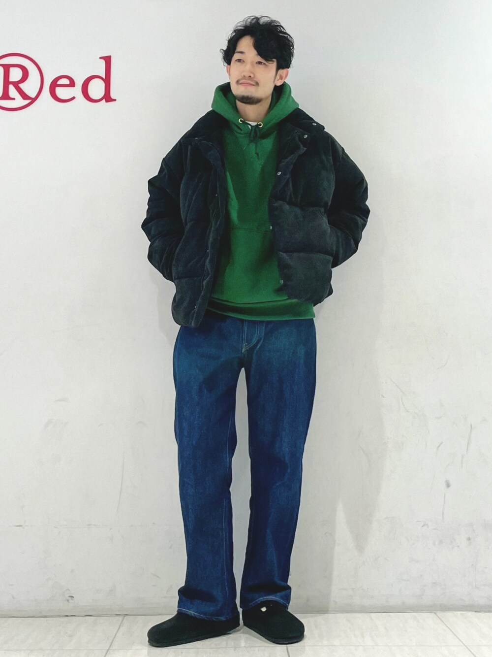 「ダウンジャケット、シンプル、パーカー、ワイドパンツ、birkenstock、ラフ、大人コーデ、Junred、冬のコーデ、クリスマスに着たい服」｜「JUNREDのコーデュロイファイバールーズダウンジャケット（ダウンジャケット/コート、ブラック系）」を使った、so-ta_さん（メンズ・174cm）の冬コーディネートの1枚目の写真
