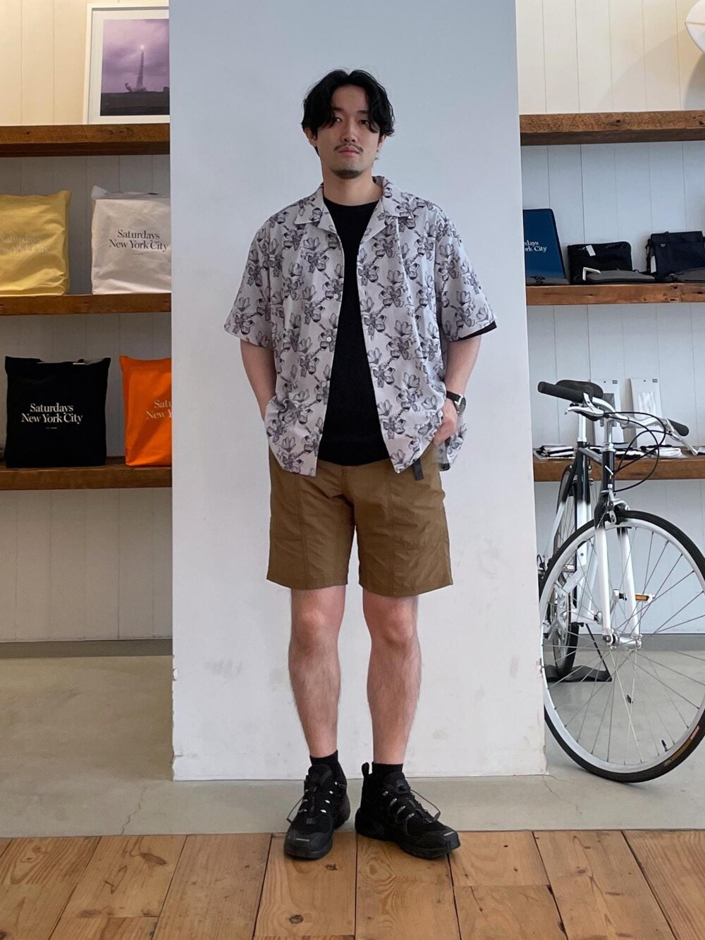 ホワイト系のシャツ/ブラウス、ブラウン系のその他パンツを着用したメンズの春コーディネートの1枚目の写真