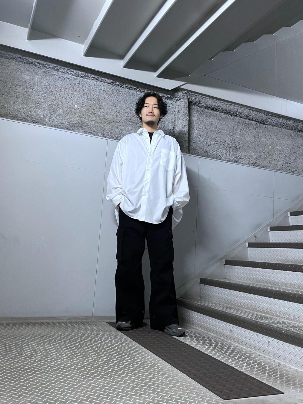 ブラック系のカーゴパンツ、ホワイト系のシャツ/ブラウスを着用したメンズの春コーディネートの1枚目の写真