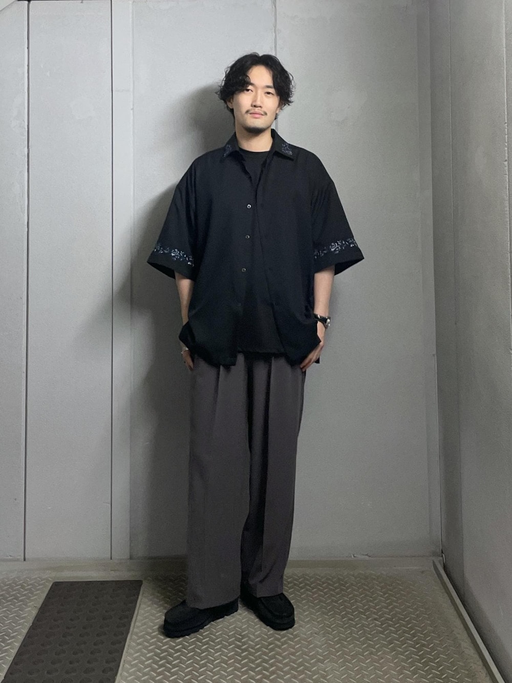 ブラック系のTシャツ/カットソー、ブラック系のシャツ/ブラウス、グレー系のスラックスを着用したメンズの夏コーディネートの1枚目の写真