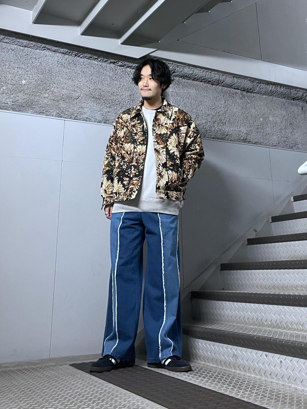 グレー系のスウェット、ベージュ系のブルゾンを着用したメンズの冬コーディネートの1枚目の写真