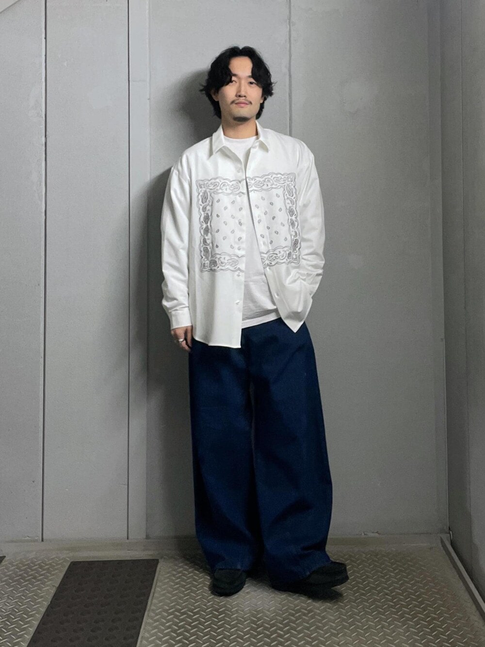 ブルー系のデニムパンツを着用したメンズの冬コーディネートの1枚目の写真