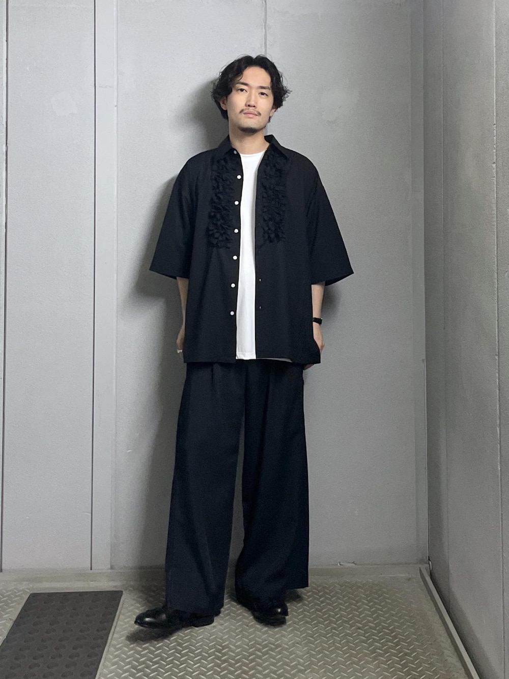 ホワイト系のTシャツ/カットソー、ブラック系のシャツ/ブラウス、ブラック系のその他パンツを着用したメンズの夏コーディネートの1枚目の写真