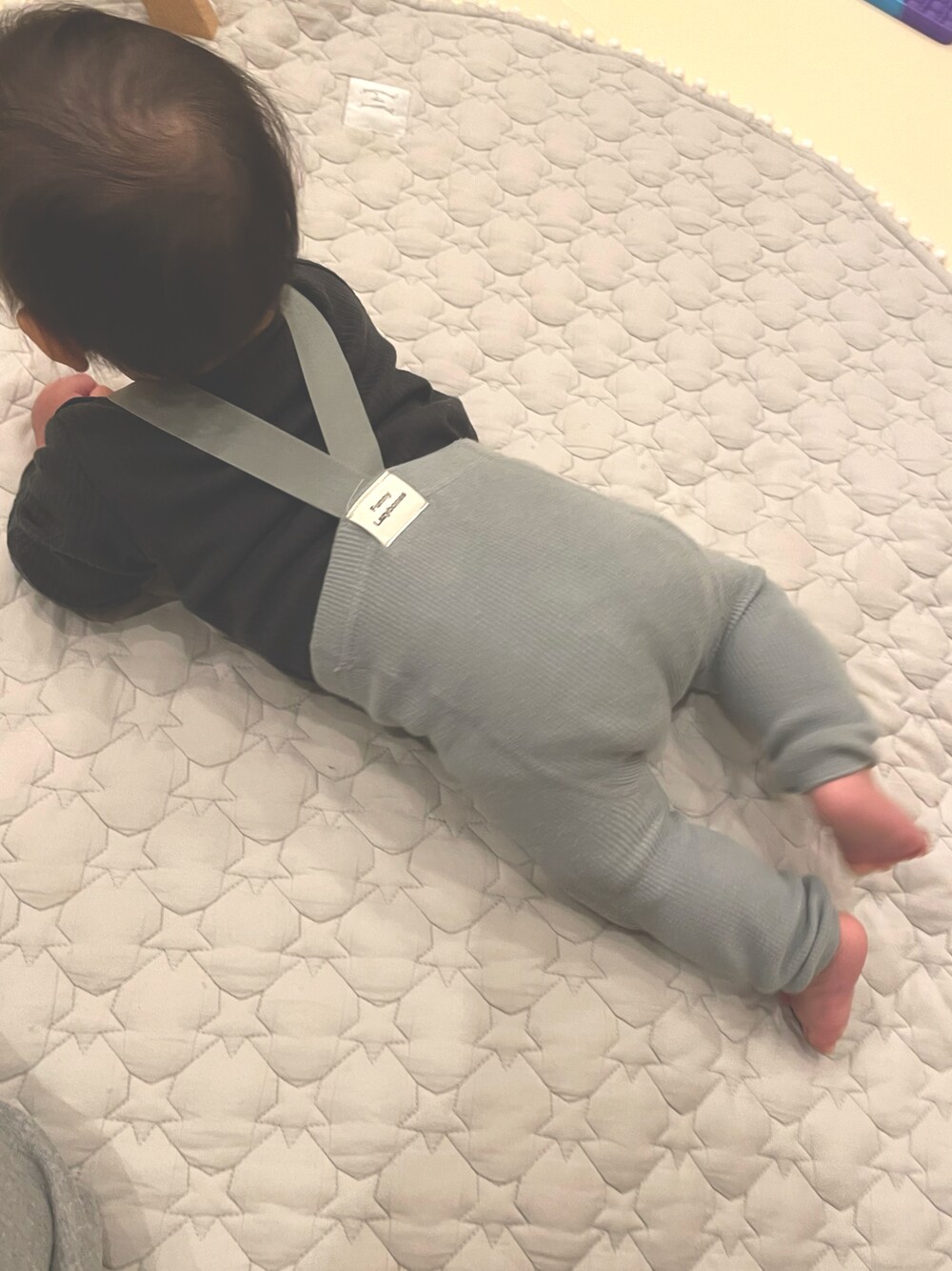 「赤ちゃん、6ヶ月、男の子、レギンス、韓国子供服」｜「H&Mのアイテム（ロンパース、ブラック系）」を使った、oshamaさん（キッズ・120cm）の秋コーディネートの1枚目の写真