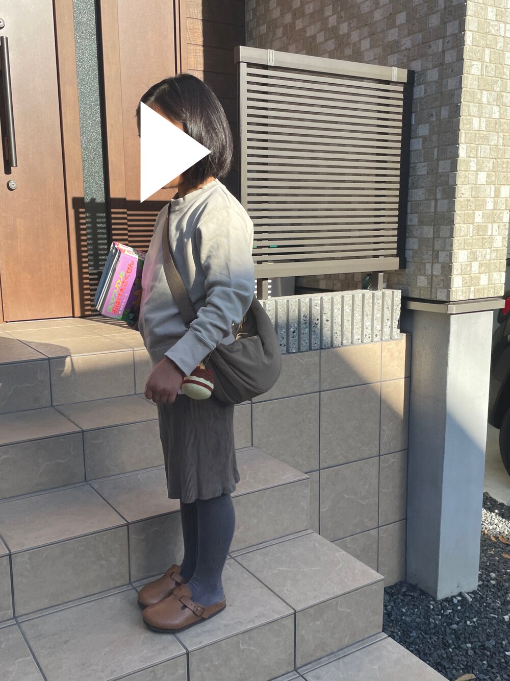 「女の子、キッズファッション、スウェット、スカート、チャンピオン、ビルケンシュトック、UNIQLO」｜「Championの【Champion/チャンピオン】ブランドロゴ ワンポイント刺繍 キッズ長袖トレーナー/裏毛長袖スウェット/【100ｃｍ-160ｃｍ】（スウェット、ベージュ系）」を使った、oshamaさん（キッズ・120cm）の冬コーディネートの1枚目の写真
