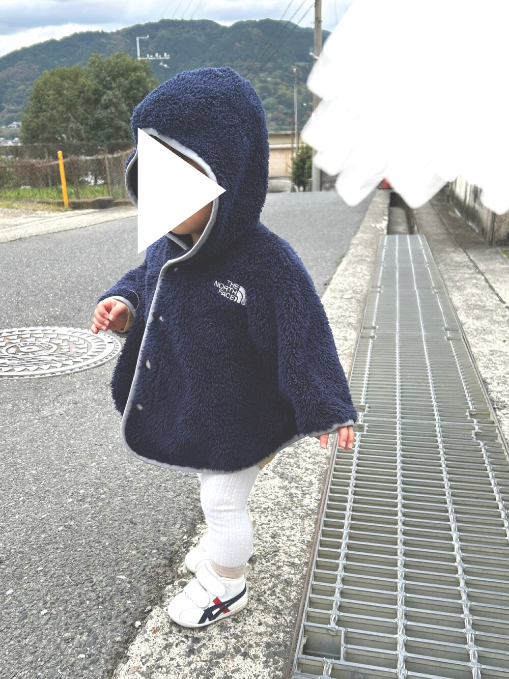 「ベビーコーデ、男の子、1歳7ヶ月、白タイツ、ポンチョ、ノースフェイス、アシックス」｜「THE NORTH FACEのザ ノース フェイス THE NORTH FACE B Sherpa Fleece Poncho(ベビーシェルパフリースポンチョ)（ポンチョ、ブルー系）」を使った、oshamaさん（キッズ・120cm）の冬コーディネートの1枚目の写真