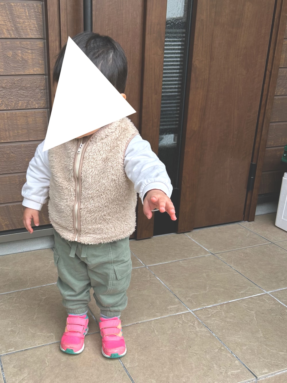 「おでかけコーデ、カーゴパンツ、ベスト、ピンク、男の子」｜「H&Mのアイテム（ベスト、ベージュ系）」を使った、oshamaさん（キッズ・125cm）の春コーディネートの1枚目の写真