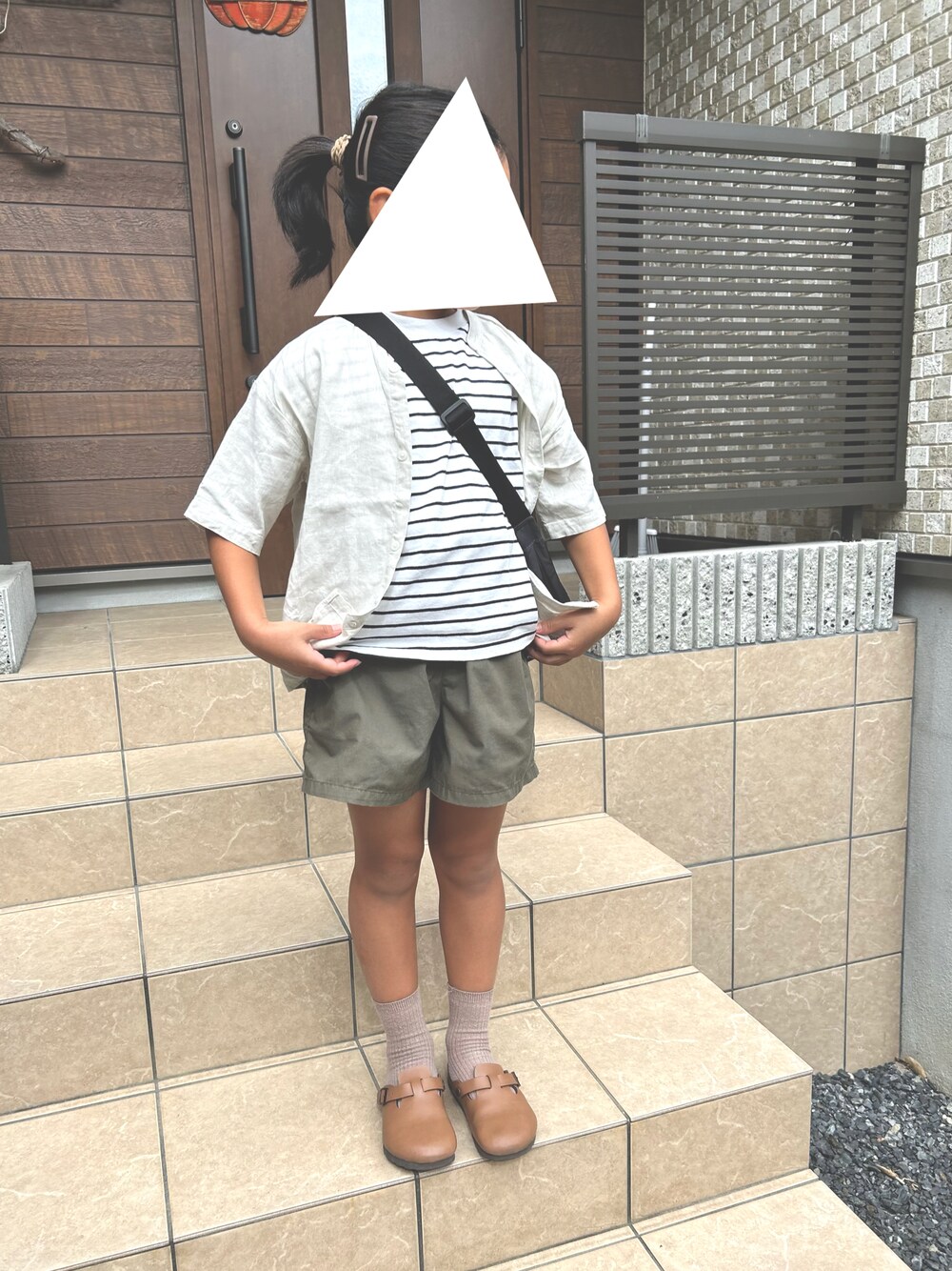 「女の子、シャツスタイル、キッズコーデ、キッズファッション、小学生コーデ、女の子コーデ、ボーダー、ビルケンシュトック、UNIQLO」｜「CIAOPANIC TYPYの【KIDS】ウォッシャブルリネンレーヨンバンドカラーハーフスリーブビッグシャツ（シャツ/ブラウス、ベージュ系）」を使った、oshamaさん（キッズ・120cm）の秋コーディネートの1枚目の写真