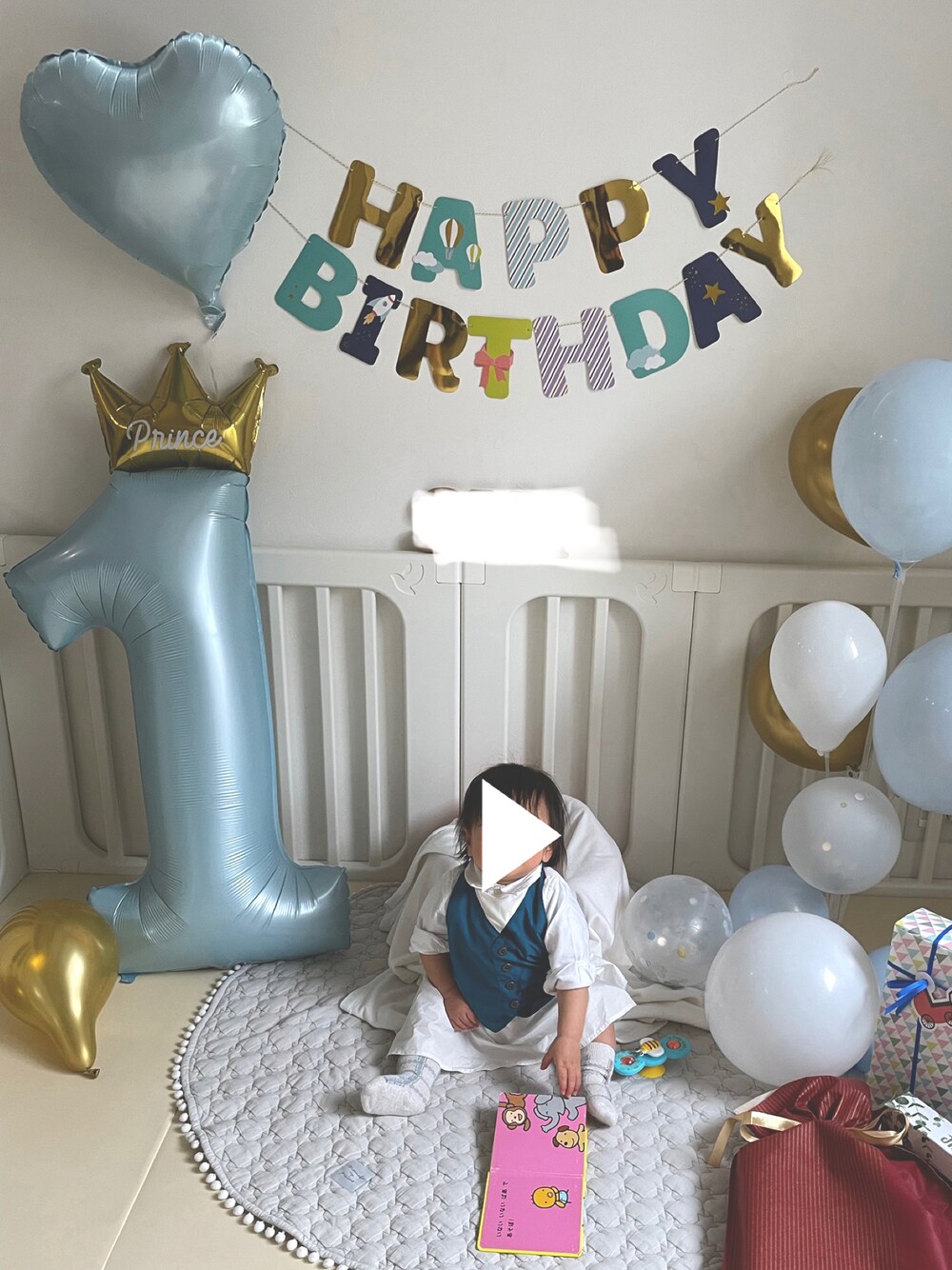 「ベビーコーデ、男の子、マールマール、1歳、バースデイ、お誕生日おめでとう！」｜「MARLMARLの【MARLMARL】マールマール お食事エプロン BABYサイズ『garcon/ギャルソン』（マグ/哺乳瓶/お食事グッズ、その他）」を使った、oshamaさん（キッズ・120cm）の春コーディネートの1枚目の写真
