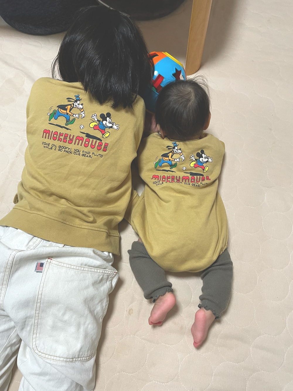 「ファッションを楽しもう、キッズファッション、おそろいコーデ、姉弟、リンクコーデ、小学生、6ヶ月、スウェット、ロンパース、レッグウォーマー、ミッキー、マスタード」｜「Ma Lumiereのアイテム（スウェット、イエロー系）」を使った、oshamaさん（キッズ・120cm）の秋コーディネートの1枚目の写真