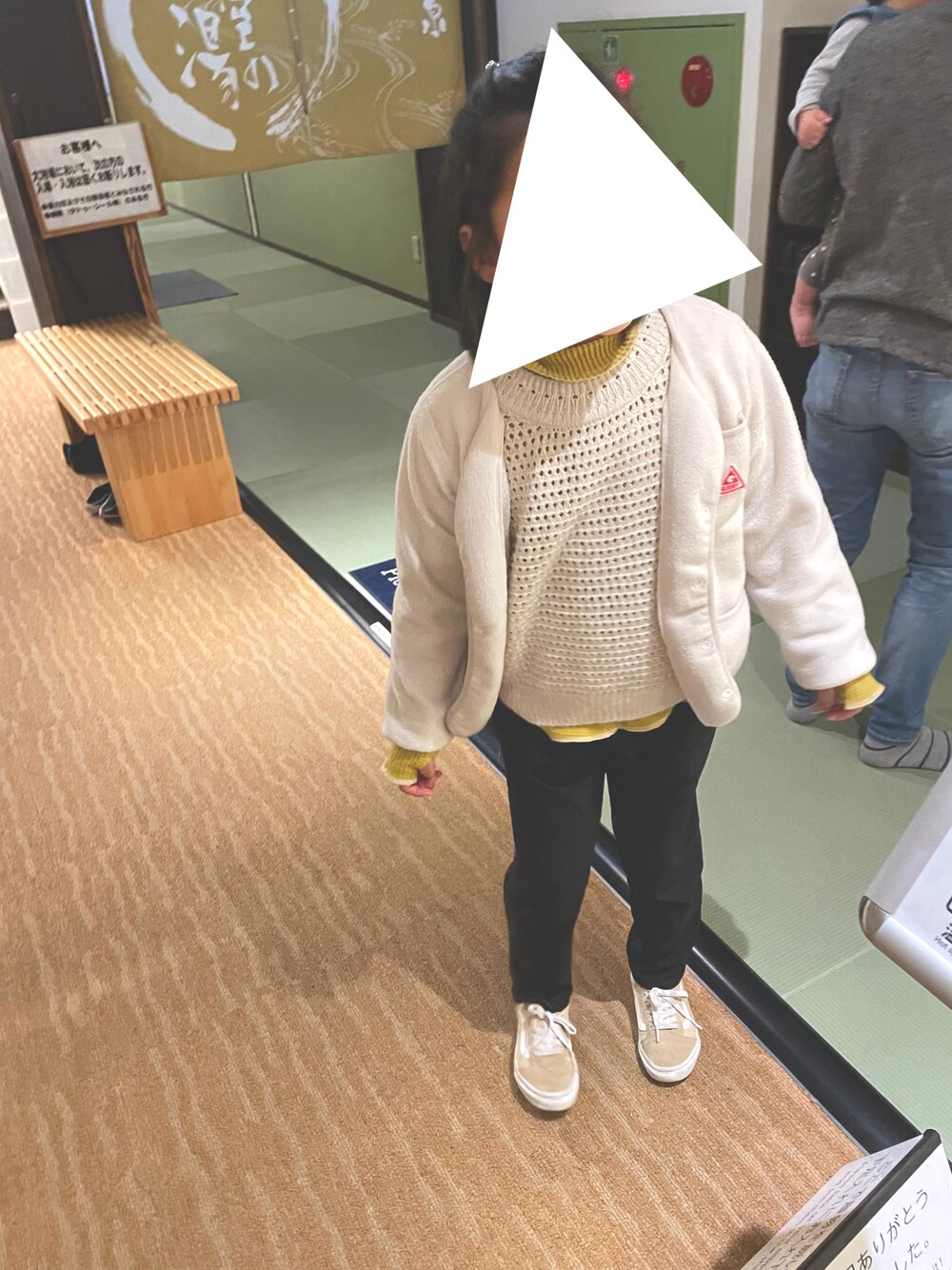 「キッズ、春アウター、おでかけコーデ、小学生、着回しコーデ、休日スタイル、レイヤードスタイル」｜「CIAOPANIC TYPYの【KIDS】【裏起毛】サーマル配色ステッチタートル（Tシャツ/カットソー、イエロー系）」を使った、oshamaさん（キッズ・120cm）の春コーディネートの1枚目の写真