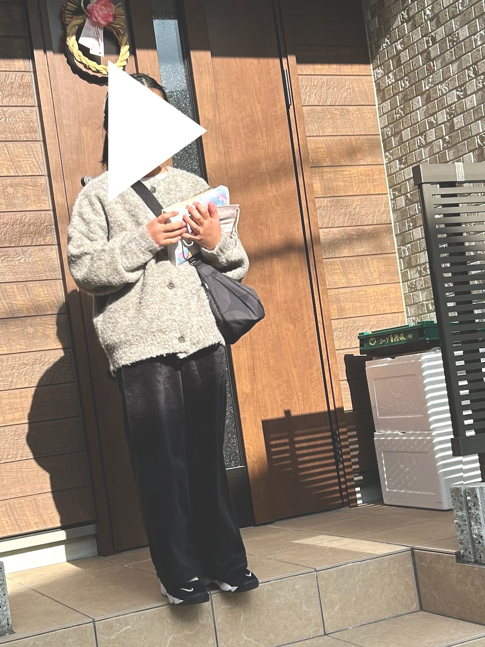 「プチプラ、キッズコーデ、シンプルコーデ、スニーカー、女の子、カーディガン、NIKE、ユニクロ」｜「coca（coca）のキッズ 親子お揃い ブークレニットクルーネック（カーディガン/ボレロ、ベージュ系）」を使った、oshamaさん（キッズ・125cm）の冬コーディネートの1枚目の写真