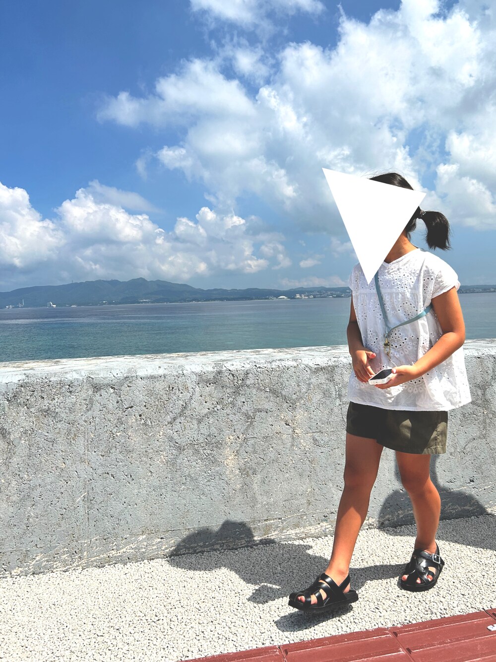 「夏コーデ、キッズファッション、小学生コーデ、女の子、沖縄、カーキ×ホワイト、グルカサンダル」｜「coca（coca）のキッズ 親子お揃いインド綿カットワークブラウス（シャツ/ブラウス、ホワイト系）」を使った、oshamaさん（キッズ・120cm）の夏コーディネートの1枚目の写真