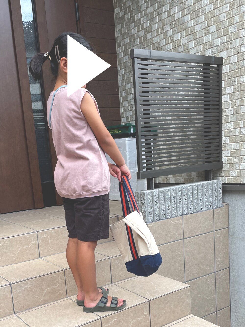 「休日スタイル、夏コーデ、女の子、タンクトップ、ピンク、キッズファッション」｜「URBAN RESEARCH DOORSの『WEB/一部店舗限定サイズ』ヘビーウェイトコクーンノースリーブ(KIDS)（Tシャツ/カットソー、ピンク系）」を使った、oshamaさん（キッズ・120cm）の夏コーディネートの1枚目の写真