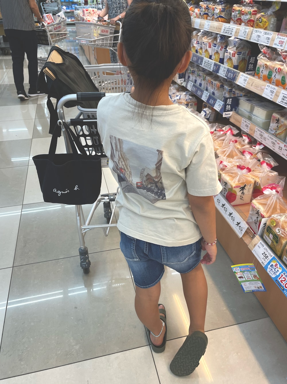 「キッズコーデ、夏コーデ、Tシャツ、シンプルコーデ、バックプリント」｜「URBAN RESEARCH DOORSのフォトプリントT-SHIRTS(KIDS)（Tシャツ/カットソー、ベージュ系）」を使った、oshamaさん（キッズ・120cm）の夏コーディネートの1枚目の写真