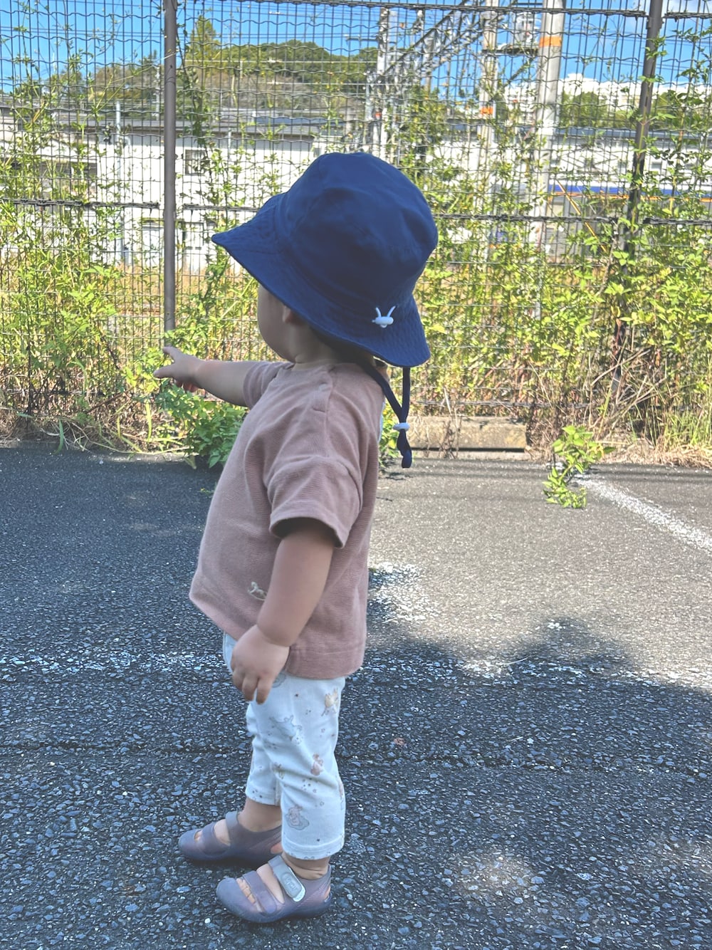 「ベビーコーデ、男の子ベビー、淡色コーデ、プチプラ、むすこーで、バースデイ、西松屋、イゴール、1歳5ヶ月」｜「Birthdayのアイテム（Tシャツ/カットソー、ブラウン系）」を使った、oshamaさん（キッズ・120cm）の秋コーディネートの1枚目の写真