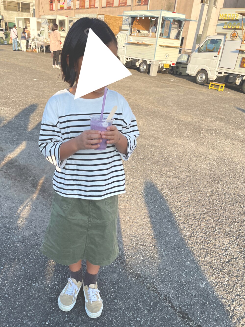 「秋コーデ、キッズファッション、小学生、女の子コーデ、ボーダー、スカート、グラミチ」｜「GLOBAL WORKの【キッズ】ヘビロッTEE／ボーダー/215969（Tシャツ/カットソー、ホワイト系）」を使った、oshamaさん（キッズ・120cm）の秋コーディネートの1枚目の写真