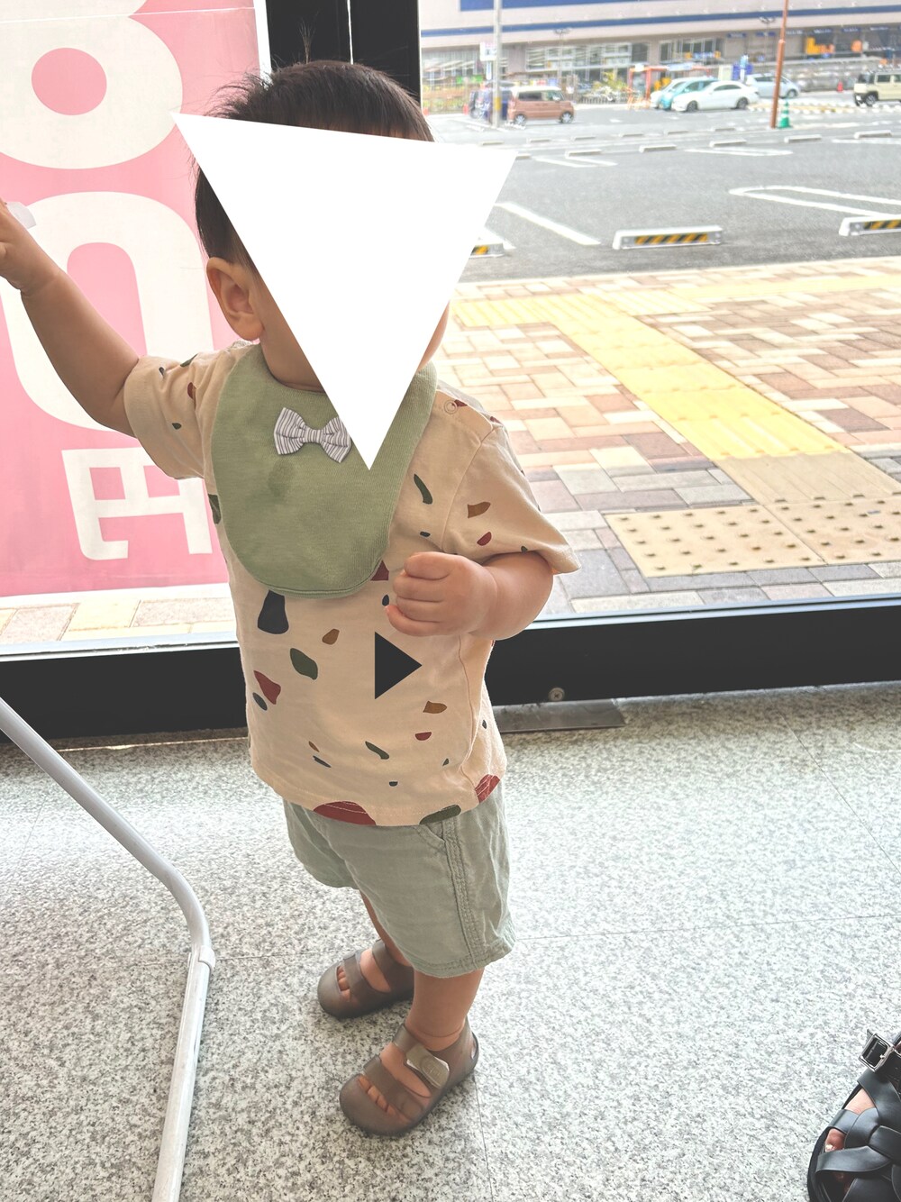 「夏コーデ、男の子コーデ、赤ちゃん、1歳3ヶ月、よちよち歩き、オーガニックズー、イゴール」｜「オーガニックズーのアイテム（Tシャツ/カットソー、ベージュ系）」を使った、oshamaさん（キッズ・120cm）の夏コーディネートの1枚目の写真