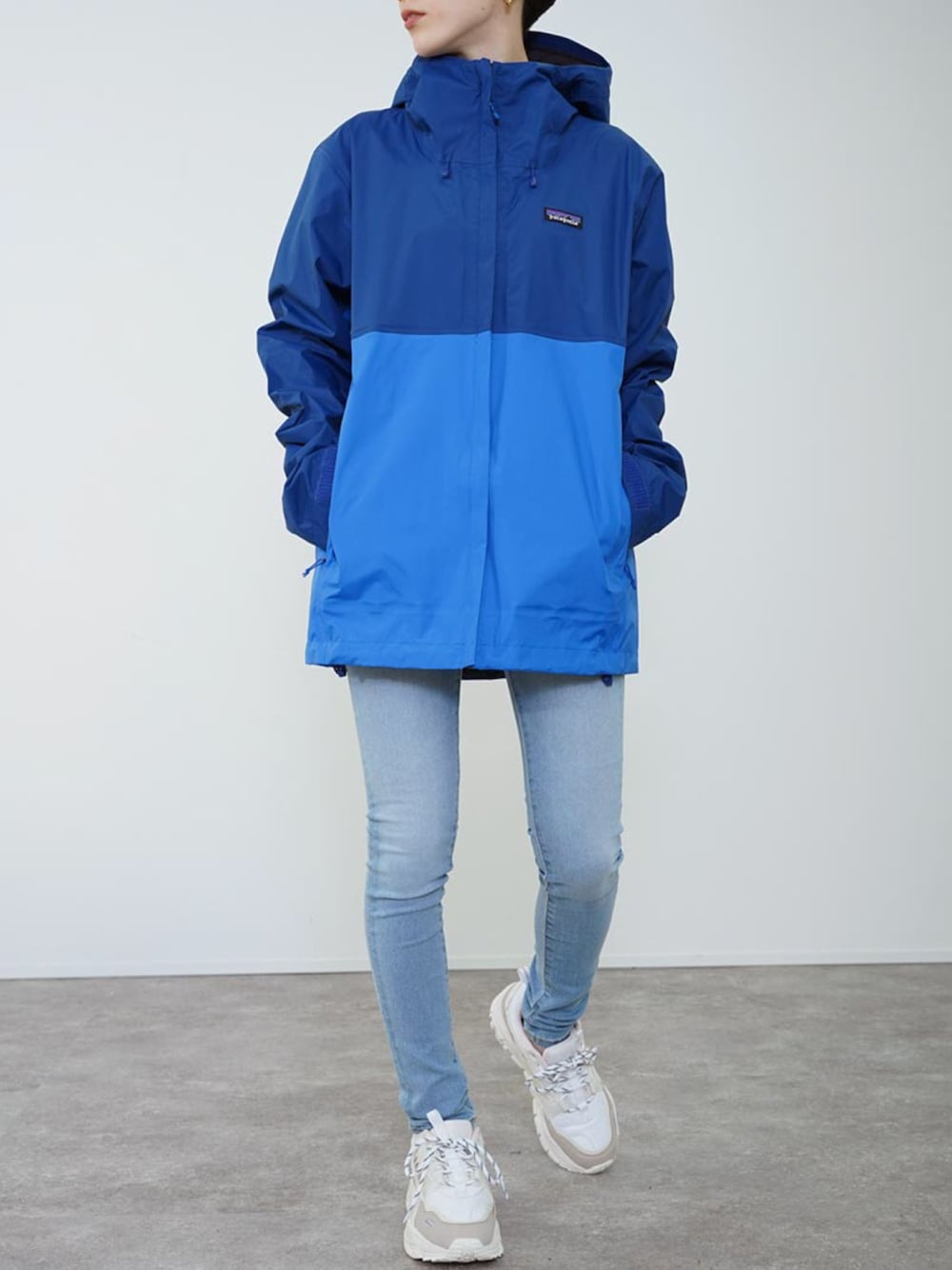 「休日スタイル、冬コーデ、シンプルコーデ、スニーカーコーデ、デニム、patagonia、マウンテンパーカー」｜「patagoniaのPatagonia(パタゴニア) トレントシェル3L ジャケット（マウンテンパーカー、ブルー系）」を使った、ROCKSTE【公式アカウント】さん（レディース・158cm）の冬コーディネートの1枚目の写真