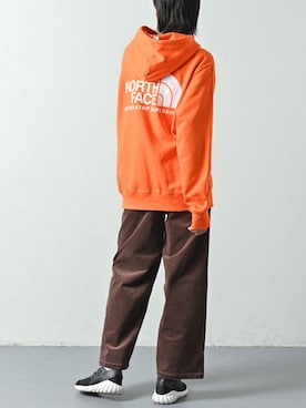 THE NORTH FACE（ザノースフェイス）のパーカー（オレンジ系）を使った 