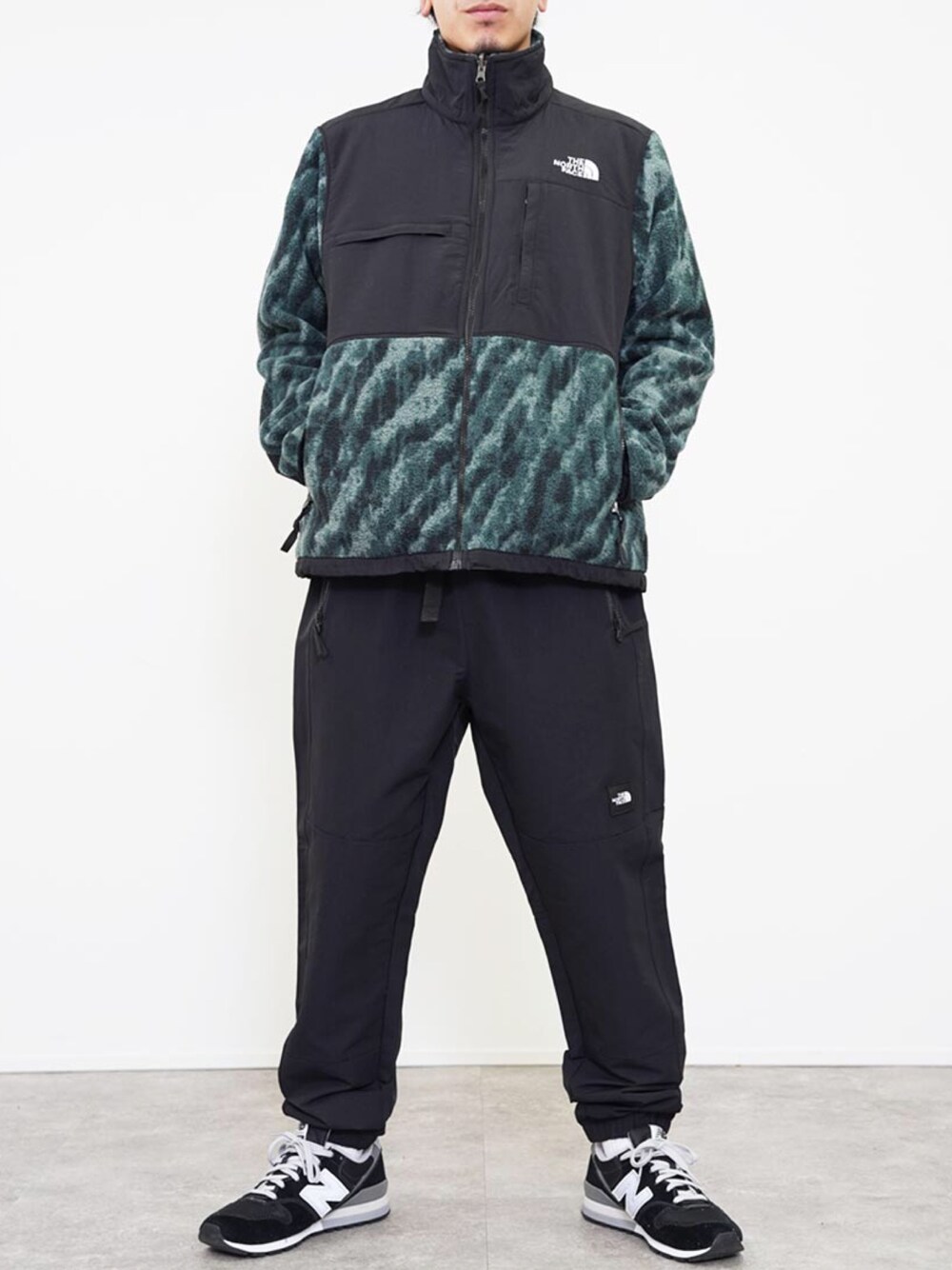 「大人カジュアル、カラーコーデ、スニーカーコーデ、カジュアルコーデ、シンプルコーデ、THE NORTH FACE、New Balance、休日スタイル」｜「THE NORTH FACEのTHE NORTH FACE (ザ・ノースフェイス) PRINTED DENALI 2 デナリジャケット（ブルゾン、グリーン系）」を使った、ROCKSTE【公式アカウント】さん（メンズ・170cm）の冬コーディネートの1枚目の写真