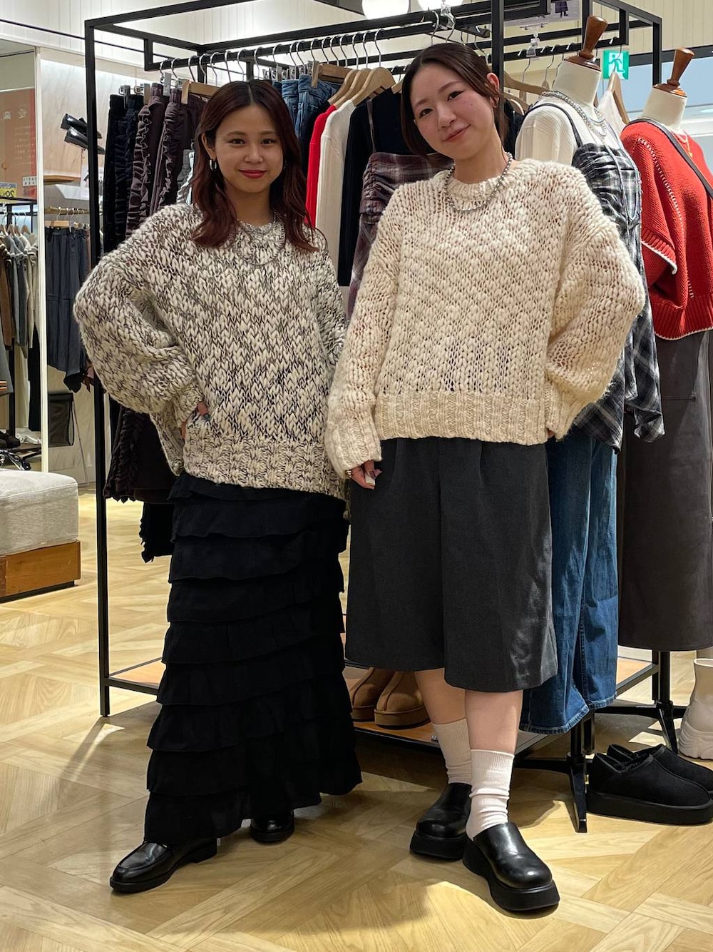 グレー系のその他パンツ、ブラック系のスカート、ブラック系のサンダルを着用したレディースの秋コーディネートの1枚目の写真