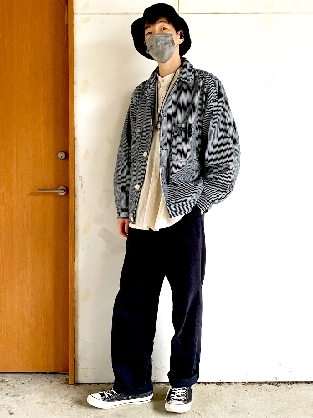 「GU、秋のコーデ、スニーカー、カジュアル、シンプルスタイル、ヒッコリー、カバーオール、秋服、ワイドパンツ、プルオーバーシャツ、ユーロワーク、バケットハット、コンバース、converse、Dickies」｜「FREAK'S STOREのリバーシブル コーデュロイ バケットハット（ハット、ブラック系）」を使った、河童黄桜さん（メンズ・175cm）の秋コーディネートの1枚目の写真