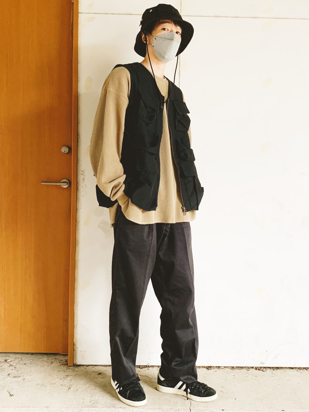 「だから秋服が好き、秋服、おしゃれさんと繋がりたい、ラフ、黒パンツ、シンプルスタイル、オーバーサイズ、ベスト、スラックス、バケットハット、FREAK’Ｓ STORE、スニーカー、ワッフル、ユーティリティベスト、Adam et Rope'」｜「ARMY TWILLのARMY TWILL/アーミーツイル 別注COMBAT HAT/コンバットハット（ハット、ブラック系）」を使った、河童黄桜さん（メンズ・175cm）の秋コーディネートの1枚目の写真