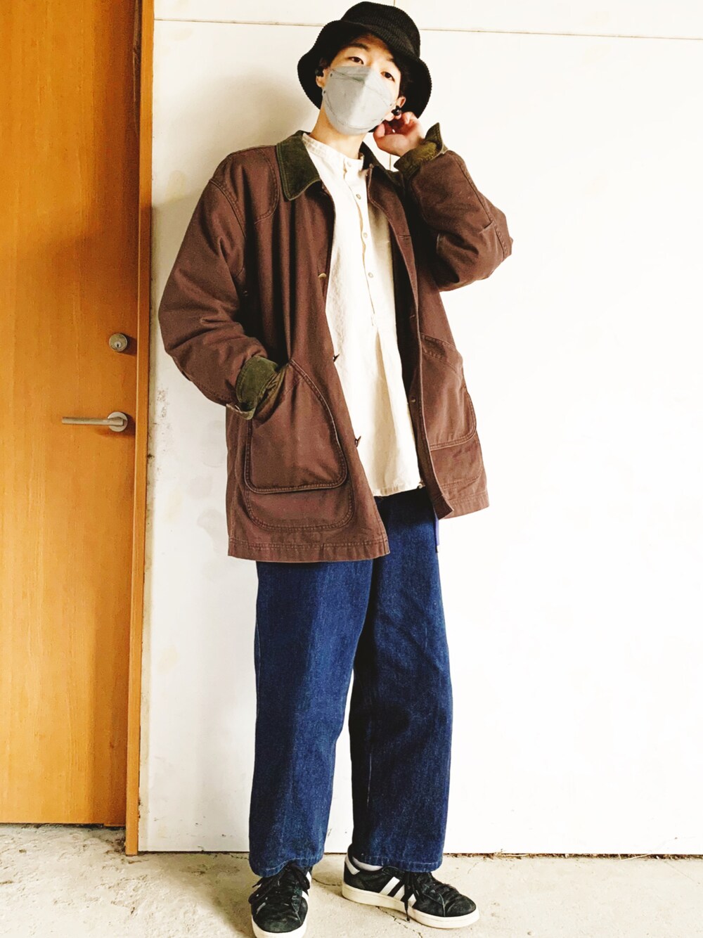 「私の推しブランド、l.l.bean、カジュアルコーデ、ゆるコーデ、お洒落さんとつながりたい、デニム、スニーカー、お出かけコーデ、古着、バケットハット、バンドカラーシャツ、スリーピングシャツ、ハンティングジャケット、COMME des GARCONS、adidas」｜「FREAK'S STOREのリバーシブル コーデュロイ バケットハット（ハット、ブラック系）」を使った、河童黄桜さん（メンズ・175cm）の冬コーディネートの1枚目の写真