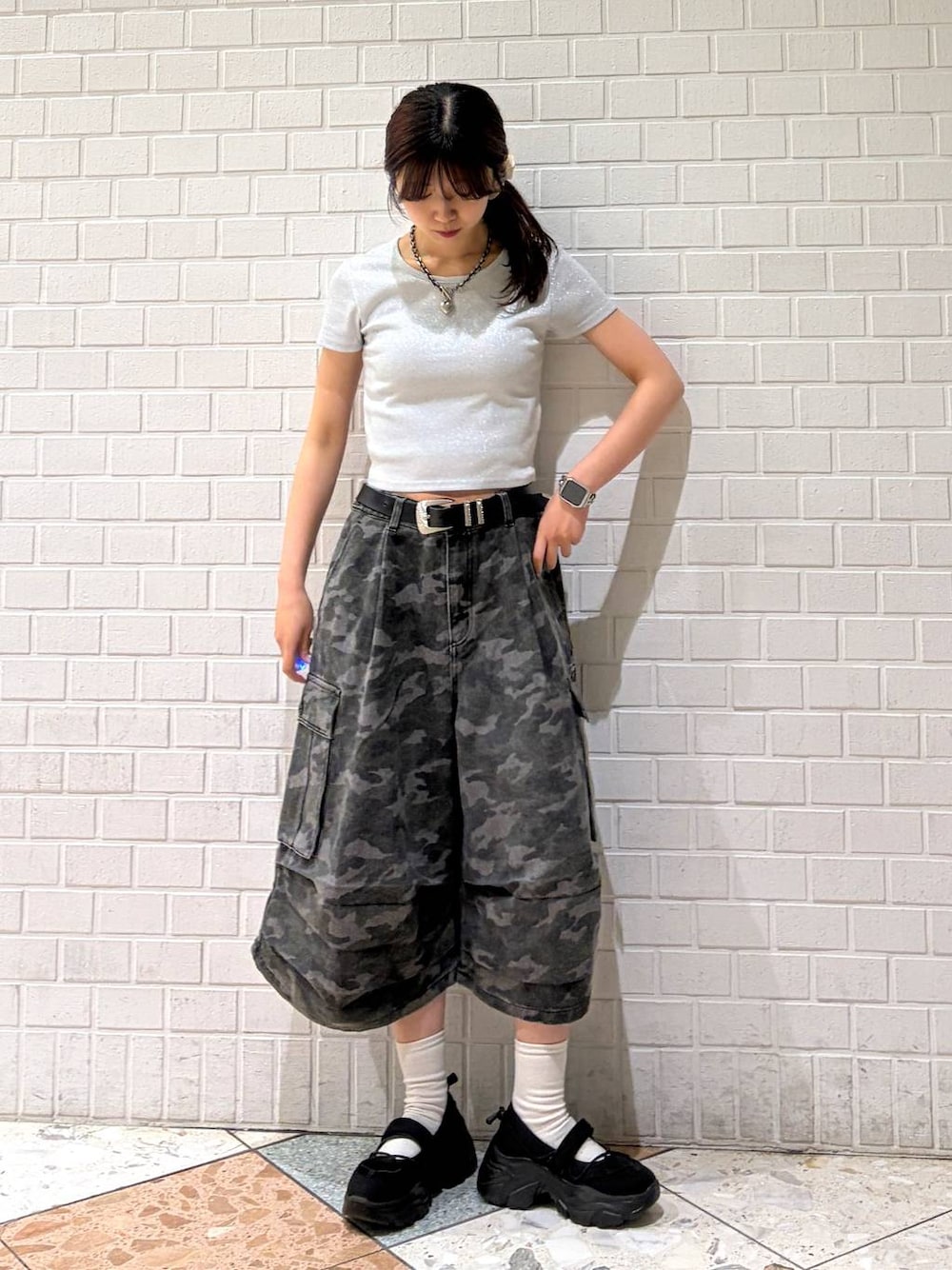 その他のカーゴパンツ、ホワイト系のTシャツ/カットソー、ブラック系のベルトを着用したレディースの春コーディネートの1枚目の写真