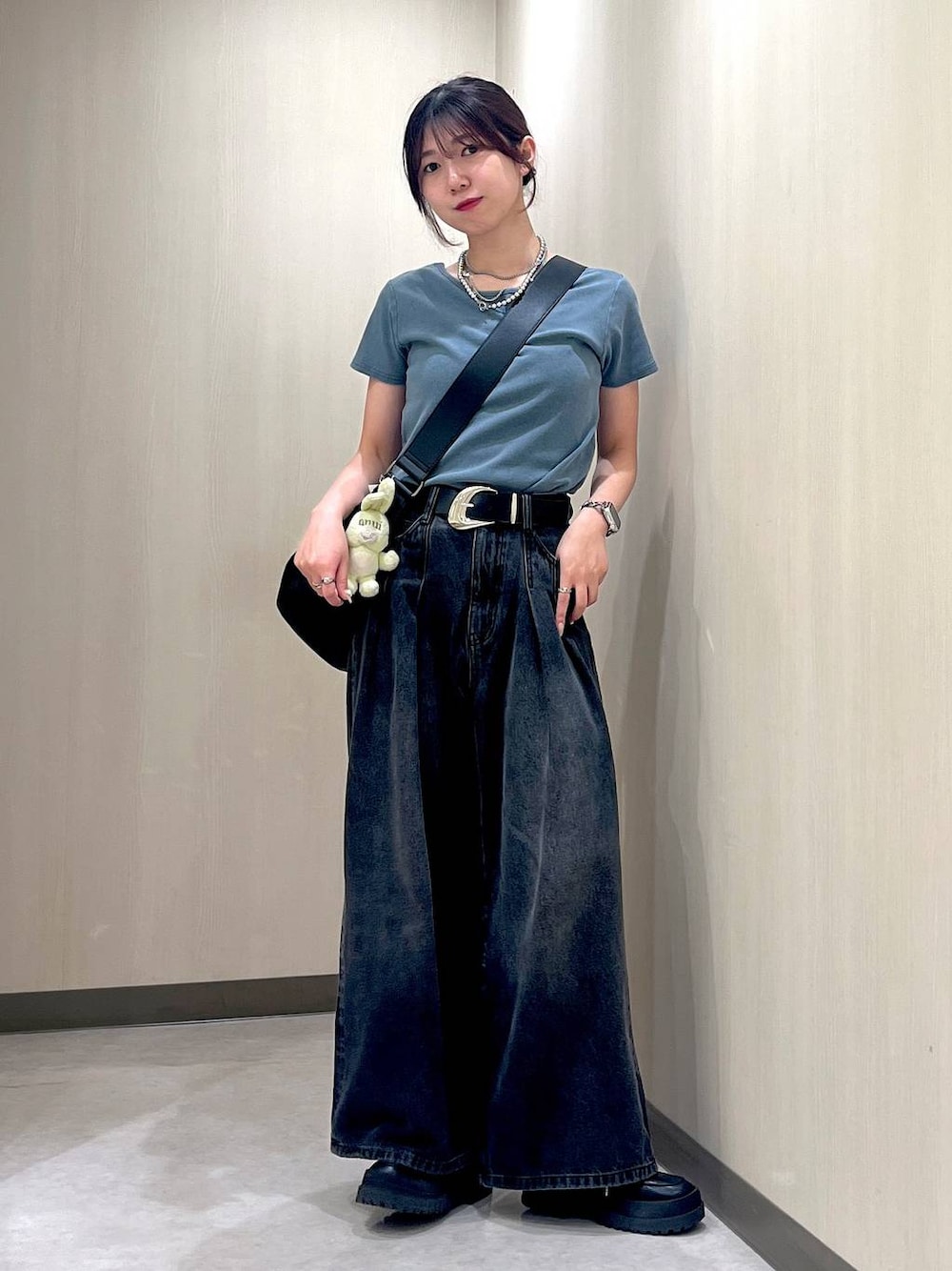 「カジュアル、デニムパンツ、ユニセックス、PBLIM、ベルト、着痩せ・細見え、ヘルシー、PAGEBOY、骨格ウェーブ_PAGEBOY、骨格ウェーブ、Tシャツ、春コーデ、ネックレス、バッグ、ショルダーバッグ」｜「Anuiの【Anui】ヤンキーラビットチャーム（キーホルダー、ブルー系）」を使った、きゃぷさん（レディース・157cm）の春コーディネートの1枚目の写真