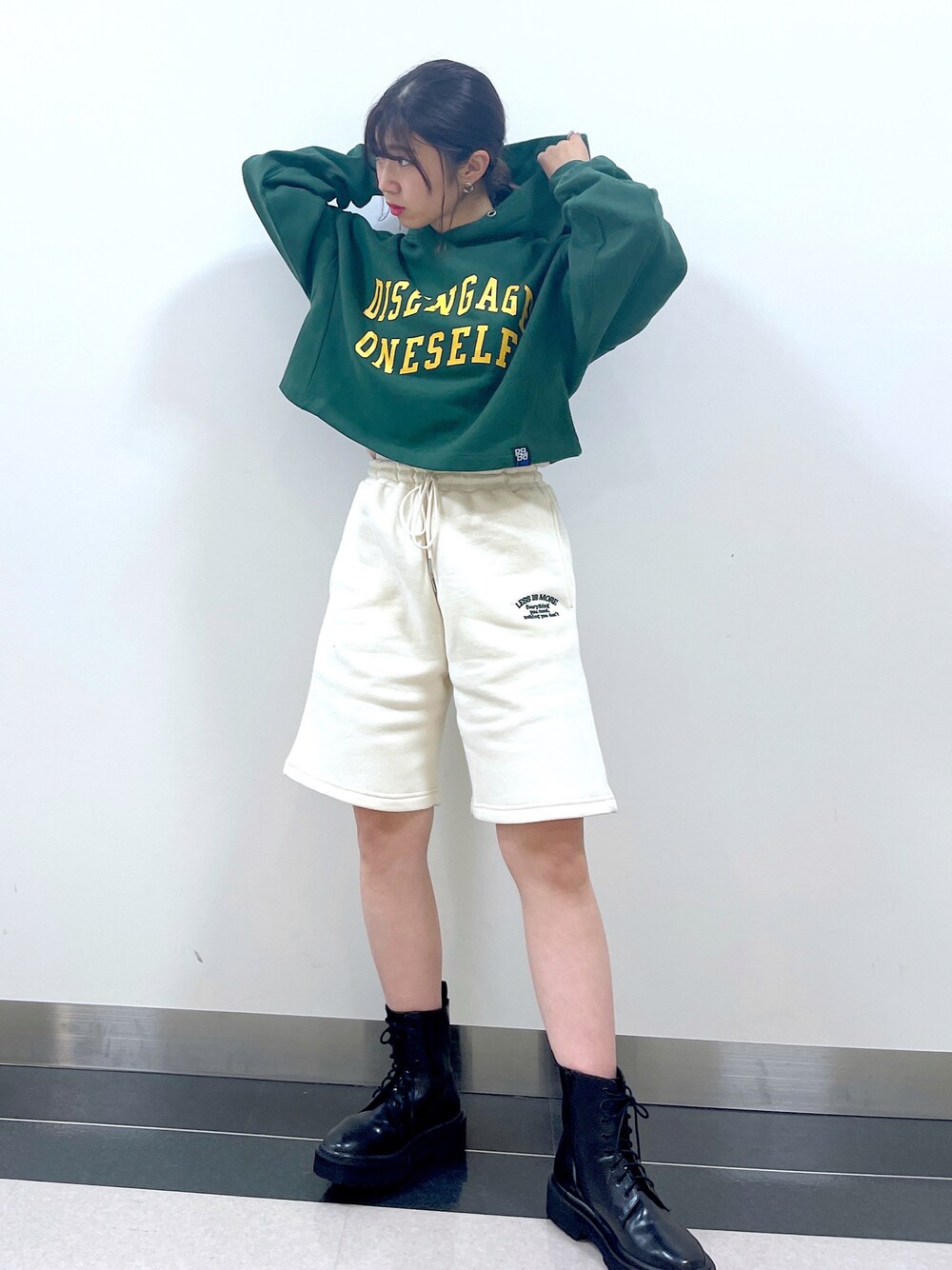 「休日スタイル、ブーツ、冬コーデ、グリーン、スウェットパンツ、ホワイトコーデ、ストリート、パーカー、ロゴパーカー、カジュアル、パンツスタイル、いいね、save、フォローお願いします🤑、ハーフパンツ、ショートパンツ、スウェット」｜「PBLIMの【PAGEBOYLIM】カレッジショートパーカー（パーカー、グリーン系）」を使った、きゃぷさん（レディース・157cm）の秋コーディネートの1枚目の写真