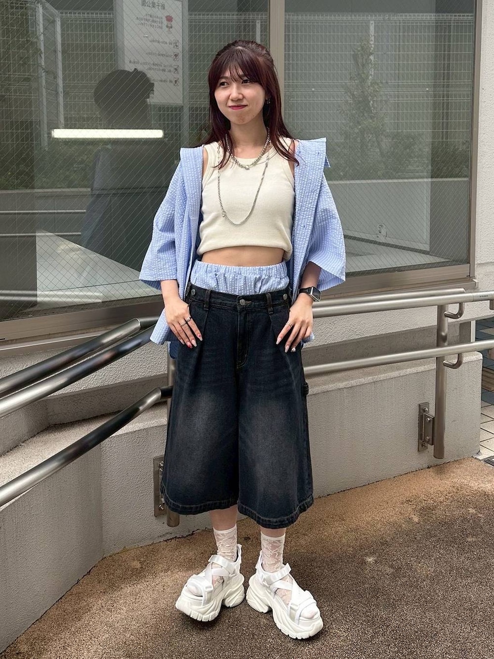 ホワイト系のサンダル、ホワイト系のタンクトップ、ブラック系のその他パンツを着用したレディースの春コーディネートの1枚目の写真