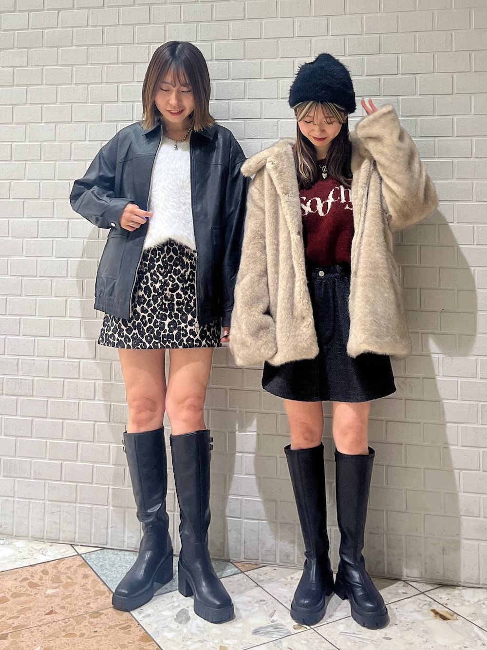 ブラック系のブーツ、ブラック系のブーツ、ブラウン系のスカートを着用したレディースの冬コーディネートの1枚目の写真