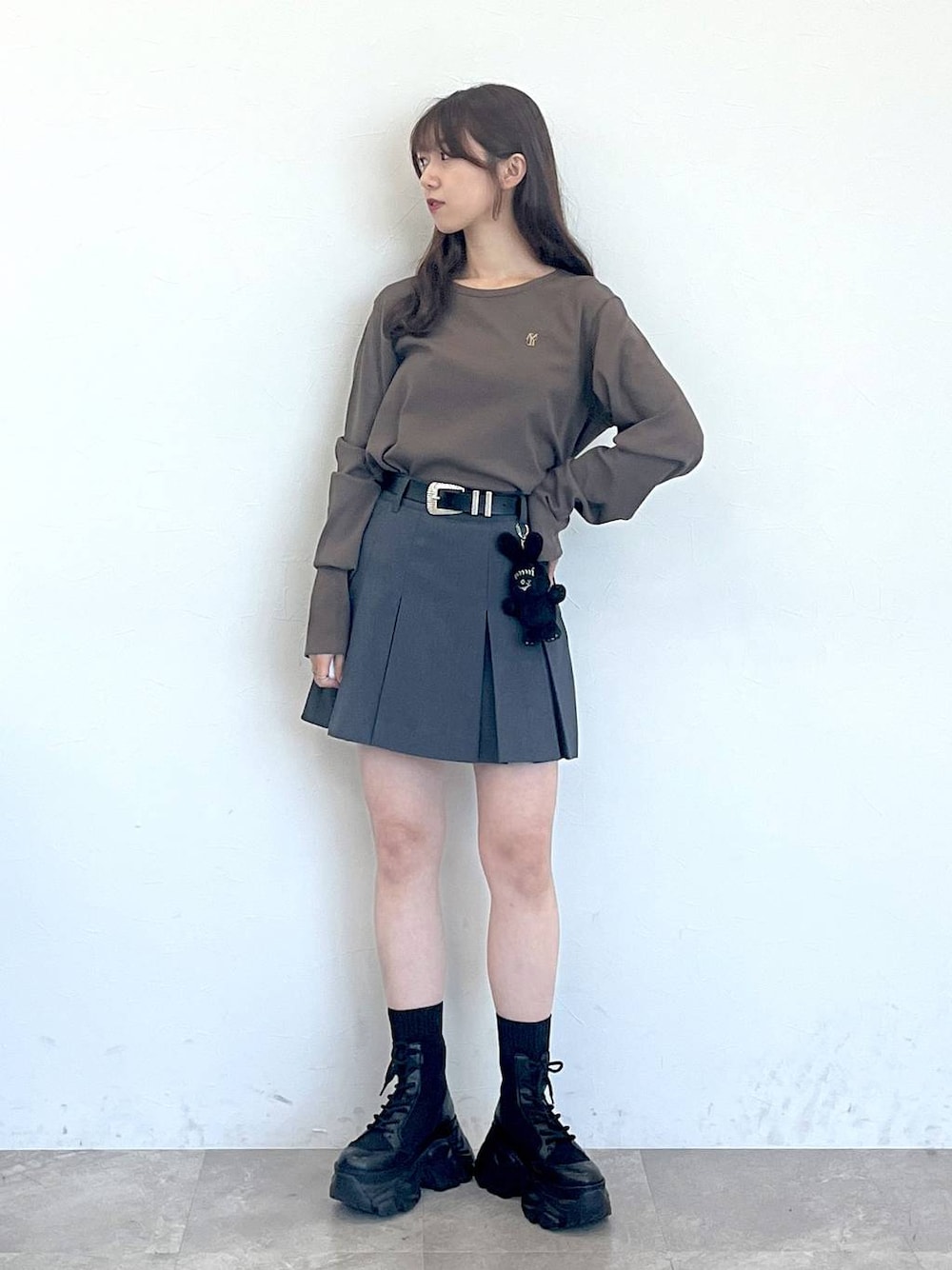 「着痩せ・細見え、きれいめ、カジュアル、Anui、PAGEBOY」｜「PAGEBOYのラッププリーツショートパンツ（その他パンツ、グレー系）」を使った、きゃぷさん（レディース・157cm）の秋コーディネートの1枚目の写真