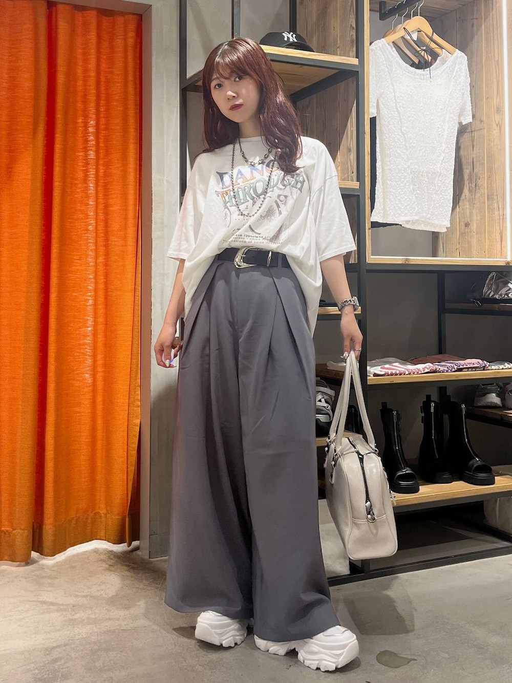 「着痩せ・細見え、ヘルシー、カジュアル、Tシャツ、春夏コーデ、夏コーデ、スラックス、ベルト、スニーカー、バッグ、ボストンバッグ、ネックレス」｜「PAGEBOYのプラットチャンキースニーカー（スニーカー、ホワイト系）」を使った、きゃぷさん（レディース・157cm）の春コーディネートの1枚目の写真