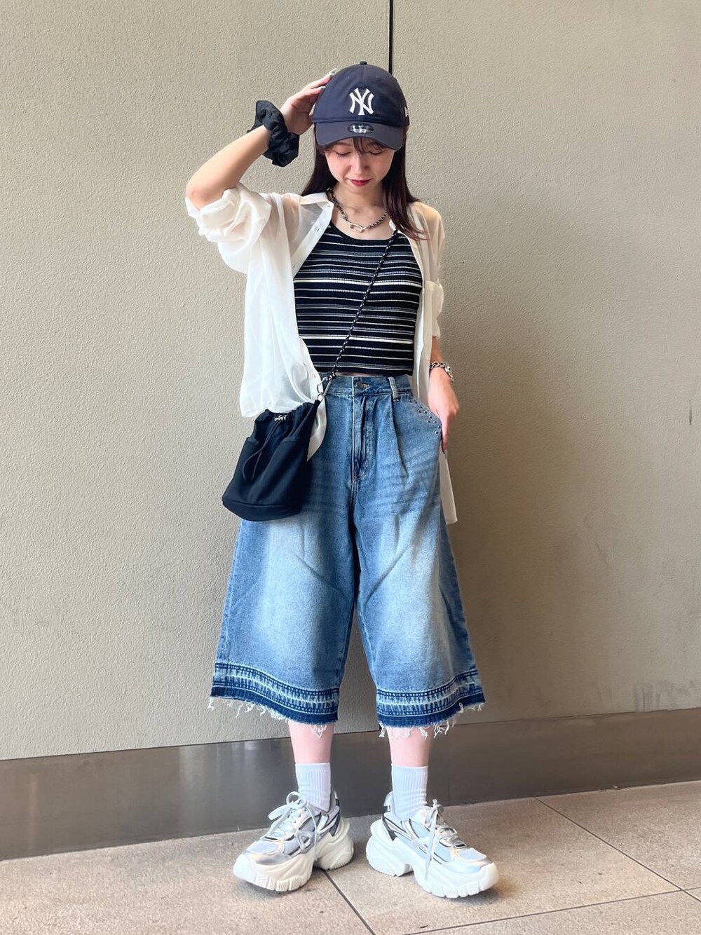 ホワイト系のシャツ/ブラウス、シルバー系のスニーカー、ブラック系のTシャツ/カットソーを着用したレディースの夏コーディネートの1枚目の写真