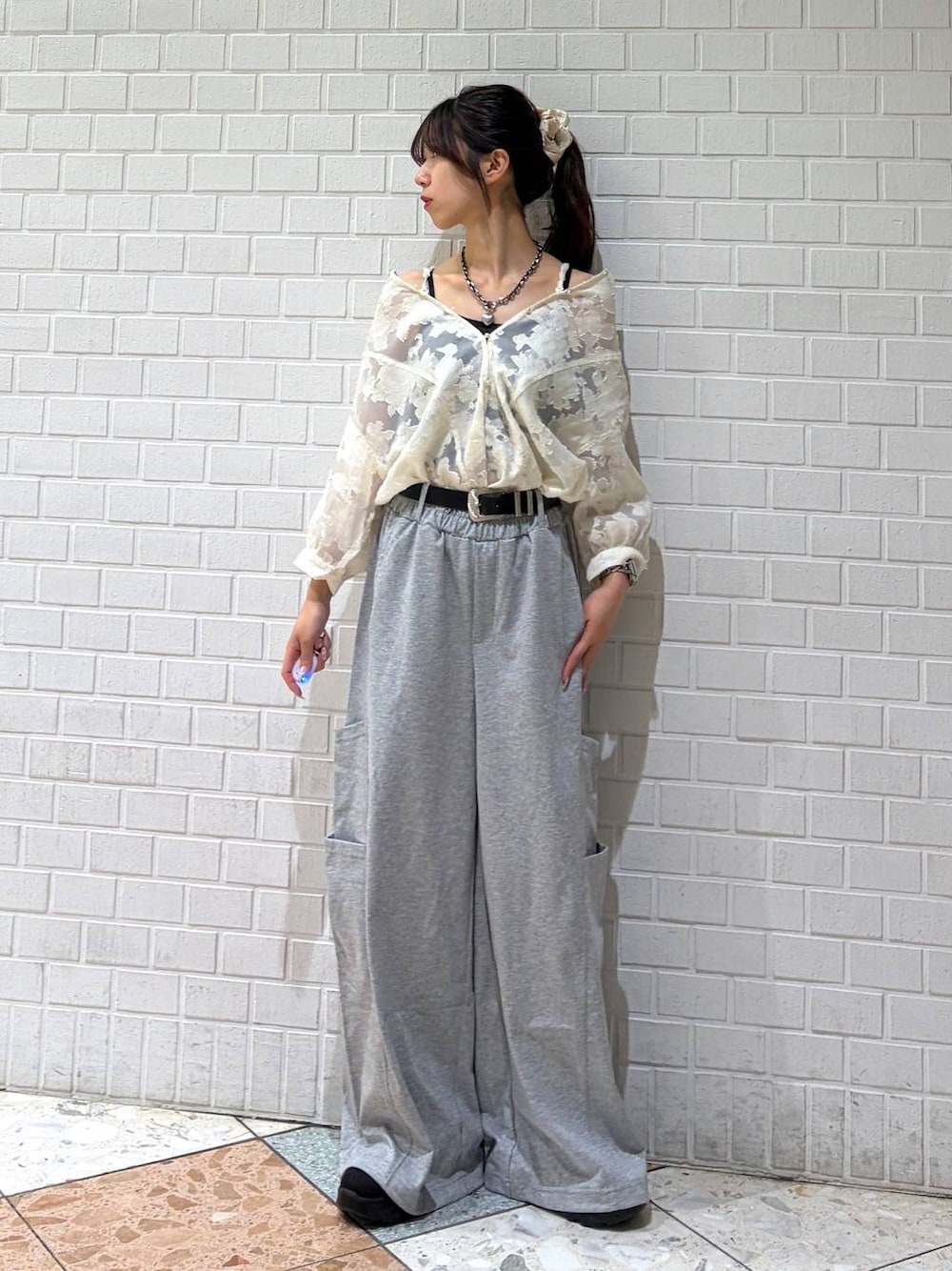 グレー系のスウェットパンツ、ホワイト系のシャツ/ブラウス、ブラック系のベルトを着用したレディースの夏コーディネートの1枚目の写真