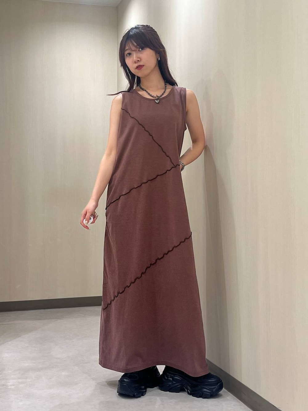 「着痩せ・細見え、ヘルシー、カジュアル、骨格ウェーブ、ワンピース、ネックレス、スニーカー、ノースリーブ」｜「PAGEBOYの<高畠百加着用アイテム>ハートマンテルネックレス2（ネックレス、ブラック系）」を使った、きゃぷさん（レディース・157cm）の夏コーディネートの1枚目の写真