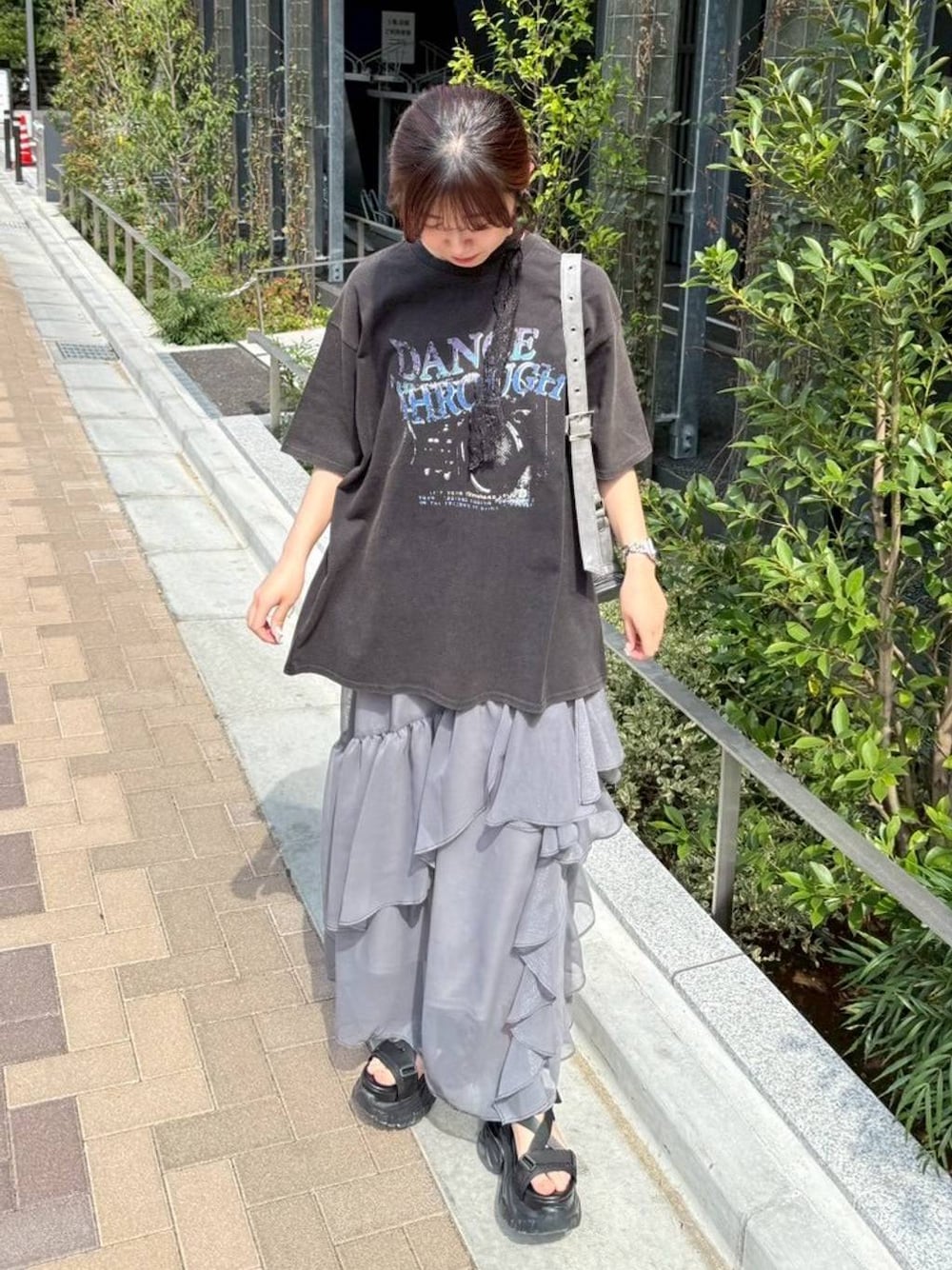 「骨格ウェーブ_PAGEBOY、PAGEBOY、骨格ウェーブ、着痩せ・細見え、ヘルシー、カジュアル、Tシャツ、春コーデ、バッグ、サンダル、スカート、春めき満開コーデ、レース、ボウタイ、フリルスカート」｜「PAGEBOYのハーフムーンベルトショルダー（ショルダーバッグ、グレー系）」を使った、きゃぷさん（レディース・157cm）の春コーディネートの1枚目の写真