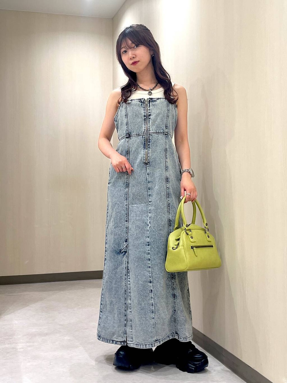「着痩せ・細見え、ヘルシー、カジュアル、骨格ウェーブ、ワンピース、タンクトップ、スニーカー、バッグ、ショルダーバッグ、夏コーデ、ノースリーブ」｜「PAGEBOYのプラットチャンキースニーカー（スニーカー、ブラック系）」を使った、きゃぷさん（レディース・157cm）の夏コーディネートの1枚目の写真