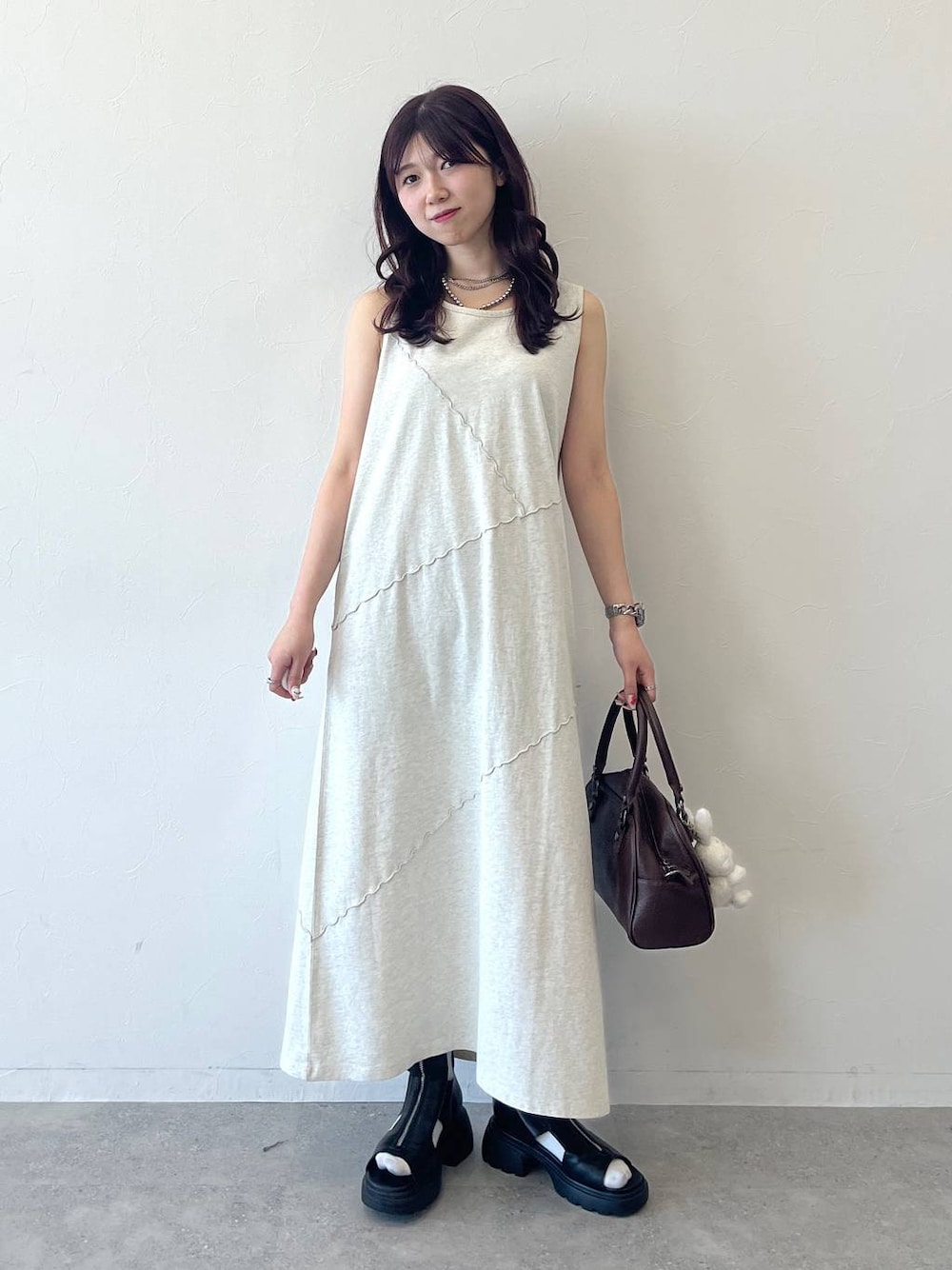 「着痩せ・細見え、ヘルシー、カジュアル、ワンピース、骨格ウェーブ、PAGEBOY、バッグ、サンダル、最近のいい感じコーデ、大人カジュアル、春夏コーデ、淡色コーデ、シンプルコーデ、きれいめカジュアル、ノースリーブ」｜「Anuiの【Anui】ヤンキーラビットチャーム（キーホルダー、ホワイト系）」を使った、きゃぷさん（レディース・157cm）の春コーディネートの1枚目の写真