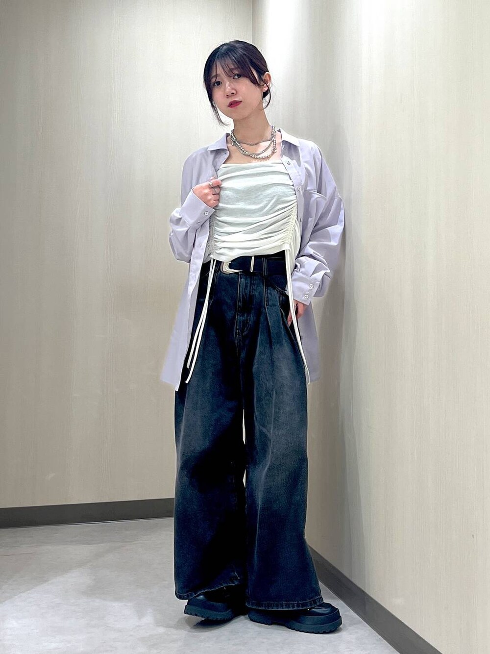 ブラック系のデニムパンツ、パープル系のシャツ/ブラウス、ホワイト系のTシャツ/カットソーを着用したレディースの春コーディネートの1枚目の写真