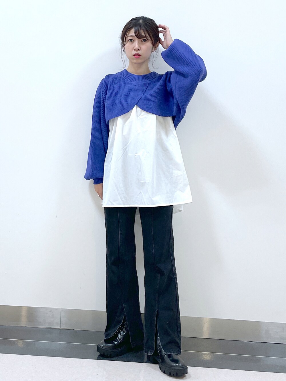 「休日スタイル、wearhalloween2021、レイヤードスタイル、ベスト、ビスチェ、ボリューム袖、ショート丈トップス、フレアパンツ、フレアデニム、スリットパンツ、コンバットブーツ、厚底シューズ、厚底ブーツ、いいね、save、フォローお願いします🤑、ゆったりコーデ」｜「PAGEBOYのレイヤードニットプルオーバー（ニット/セーター、ブルー系）」を使った、きゃぷさん（レディース・157cm）の秋コーディネートの1枚目の写真