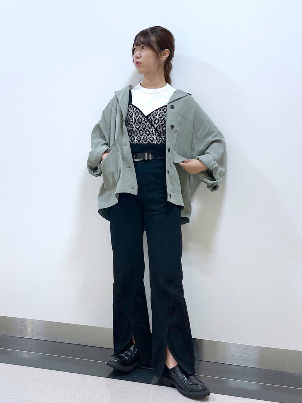 ホワイト系のTシャツ/カットソー、ブラック系のその他トップス、グリーン系のミリタリージャケットを着用したレディースの夏コーディネートの1枚目の写真