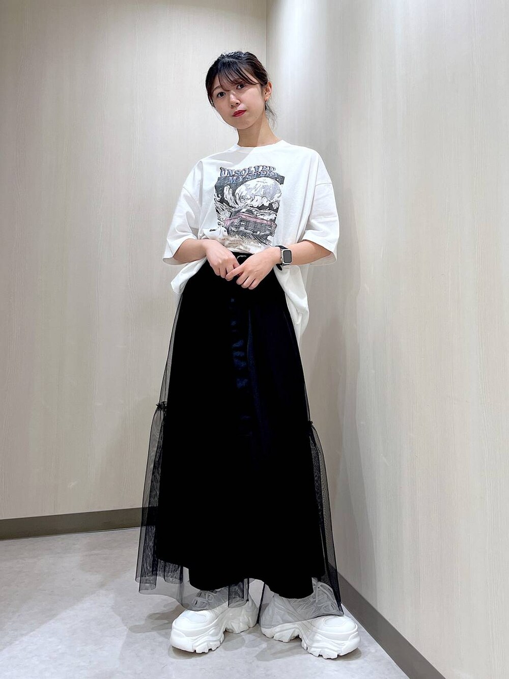「骨格ウェーブ、骨格ウェーブ_PAGEBOY、着痩せ・細見え、きれいめ、カジュアル、Tシャツ、スカート、ロングスカート、スニーカー、PAGEBOY」｜「PAGEBOYのカーロックプリントT（Tシャツ/カットソー、ホワイト系）」を使った、きゃぷさん（レディース・157cm）の春コーディネートの1枚目の写真