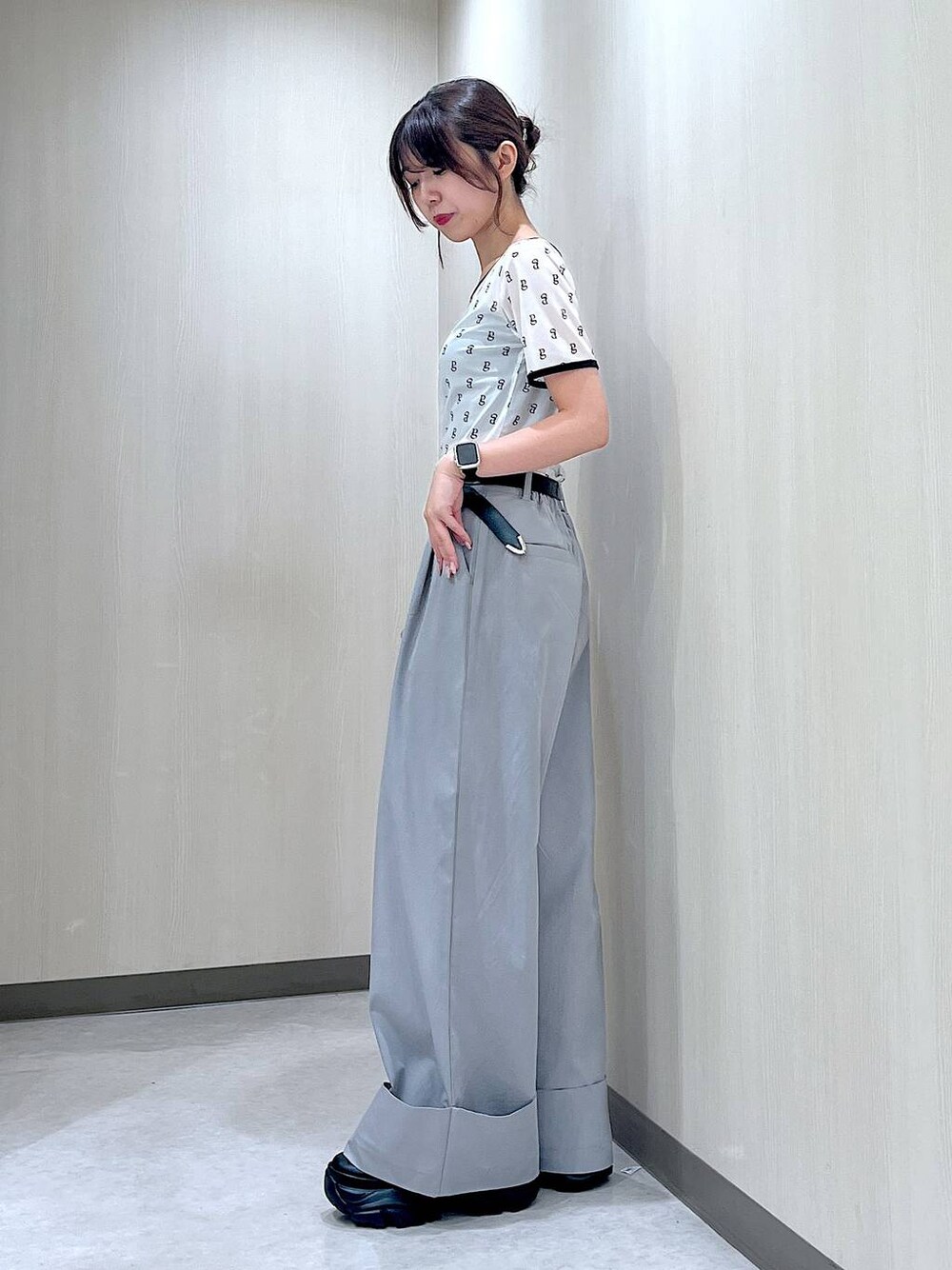 ブラック系のスニーカー、グレー系のその他パンツ、ホワイト系のTシャツ/カットソーを着用したレディースの夏コーディネートの1枚目の写真