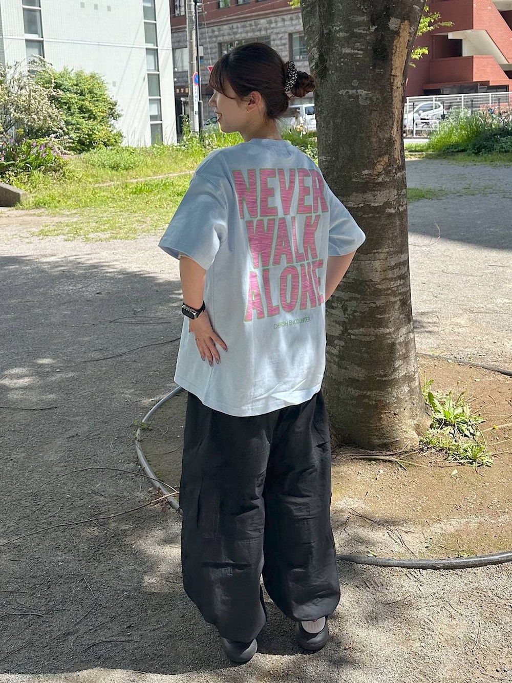 ブラック系のその他パンツ、ブルー系のTシャツ/カットソーを着用したレディースの夏コーディネートの1枚目の写真
