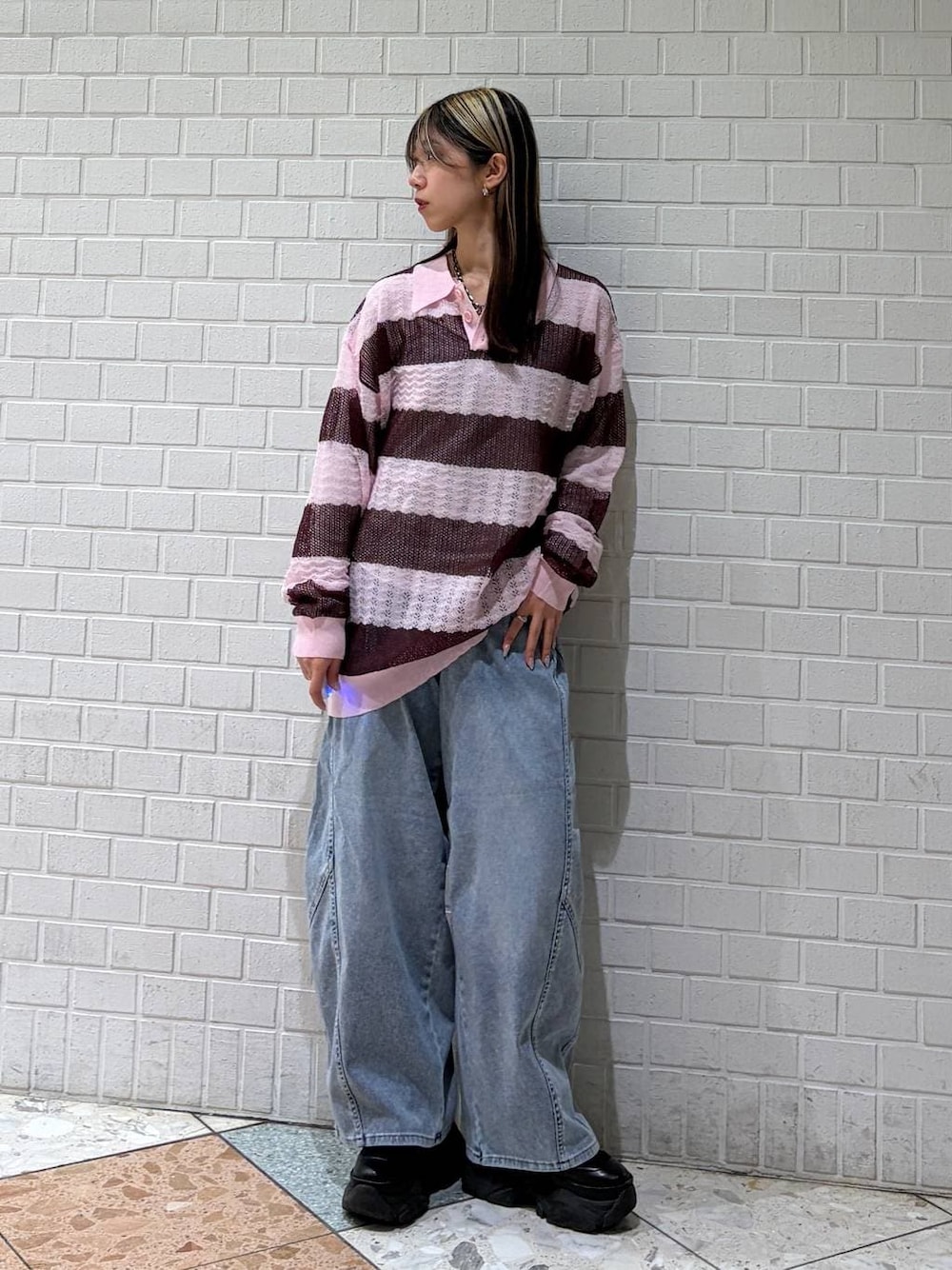 ブルー系のデニムパンツ、ピンク系のポロシャツを着用したレディースの春コーディネートの1枚目の写真